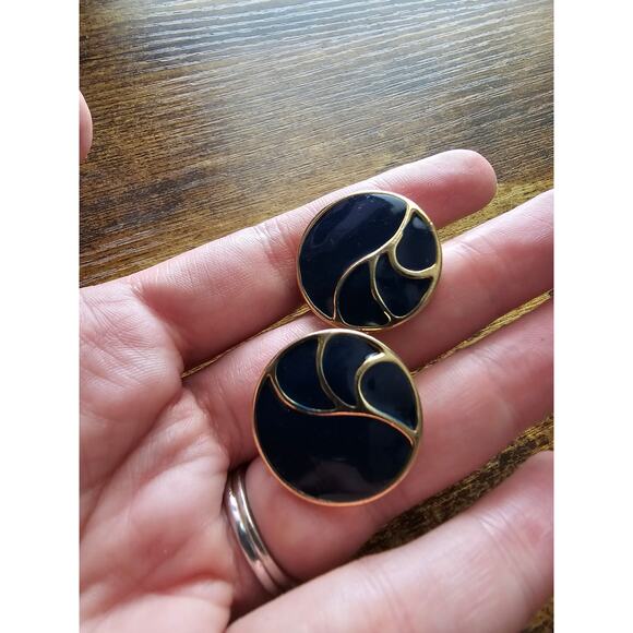 Vintage 1970s Clip On Earrings Gold Tone w/ Navy Blue Enamel Round - Picture 3 of 3